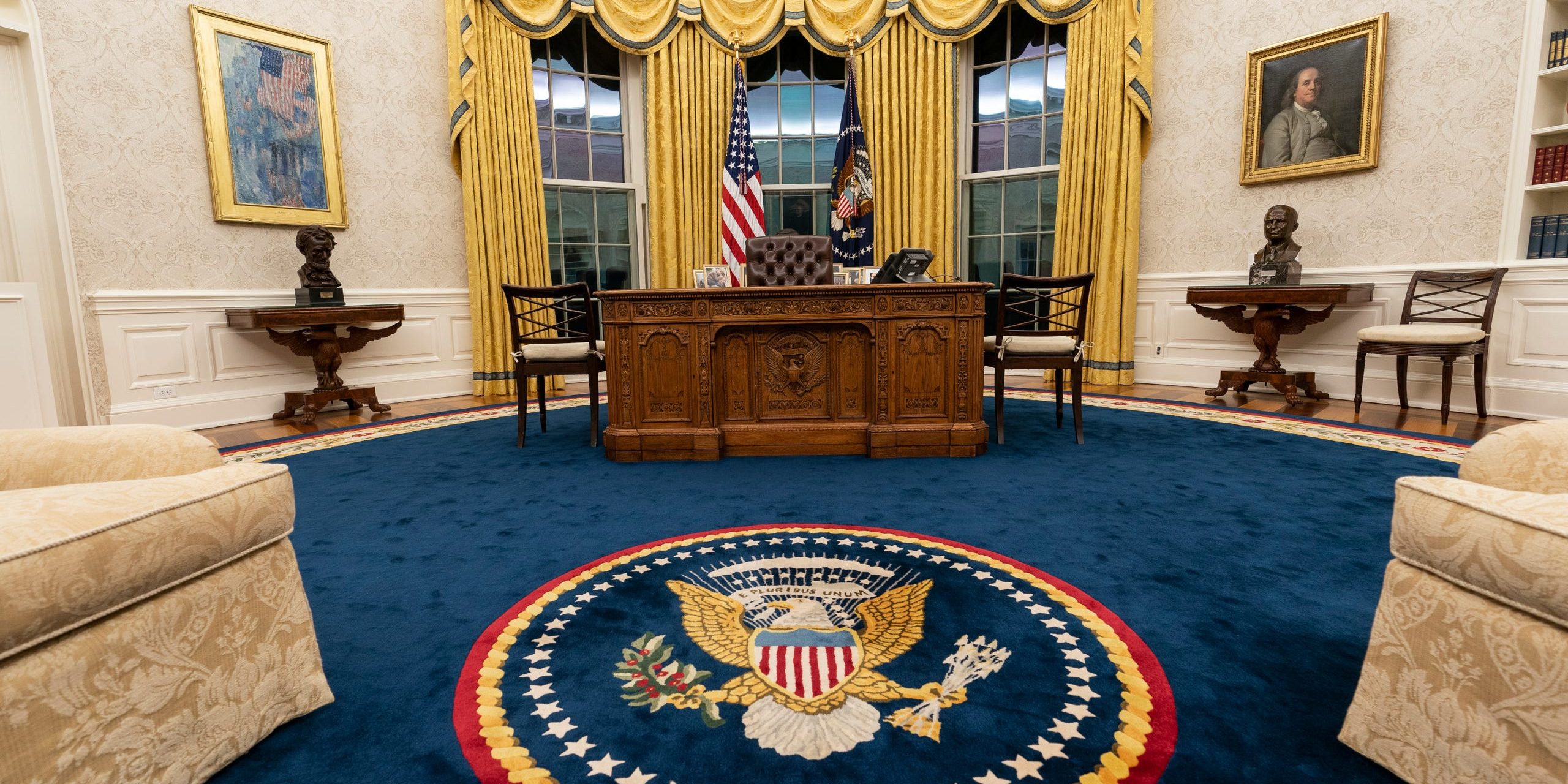 4046f9db-80ad-48bb-a1fb-da6d2dfd5feb-Biden_Oval_Office_Decorations_02 طراحی دکوراسیون داخلی کاخ سفید