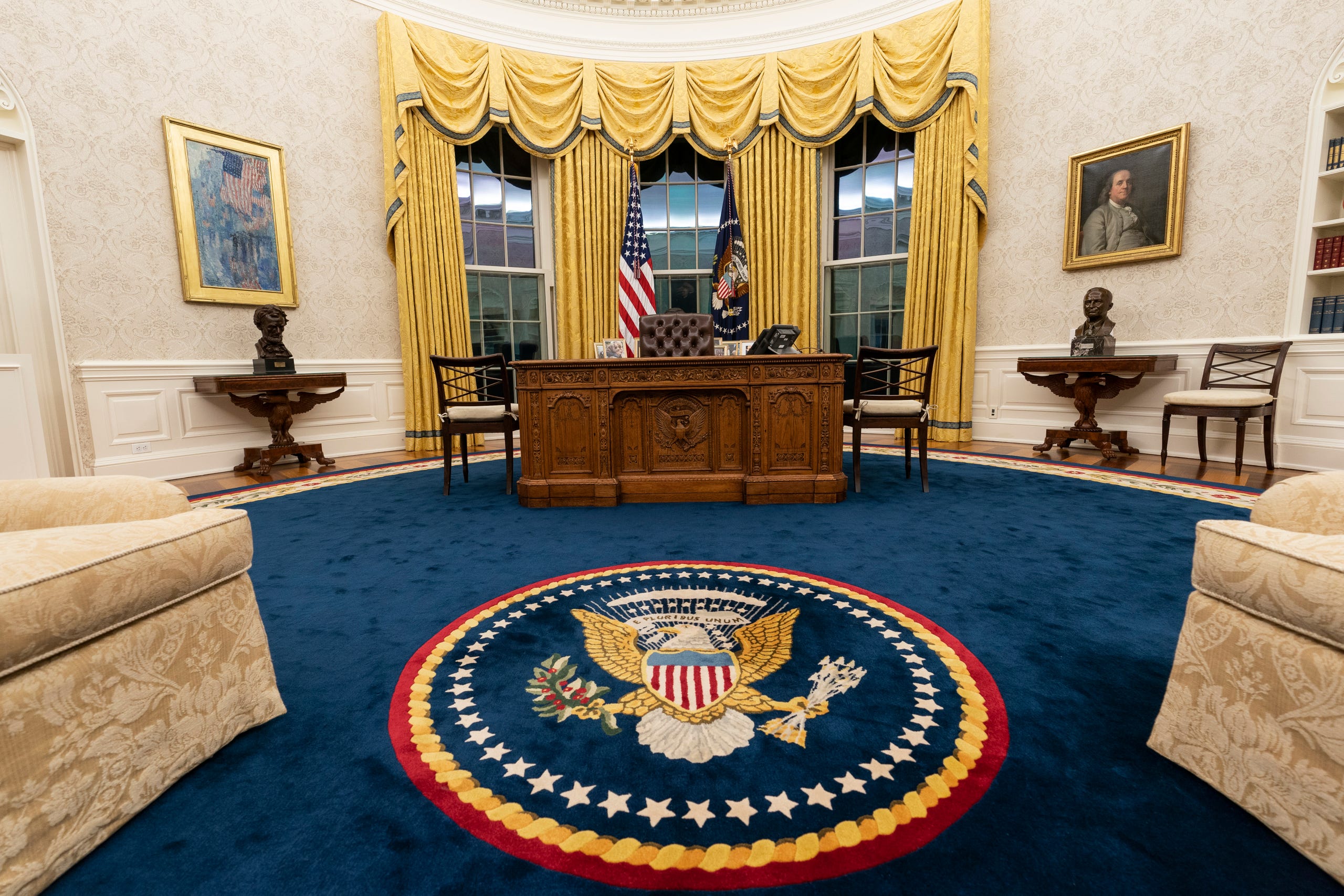 4046f9db-80ad-48bb-a1fb-da6d2dfd5feb-Biden_Oval_Office_Decorations_02 طراحی دکوراسیون داخلی کاخ سفید